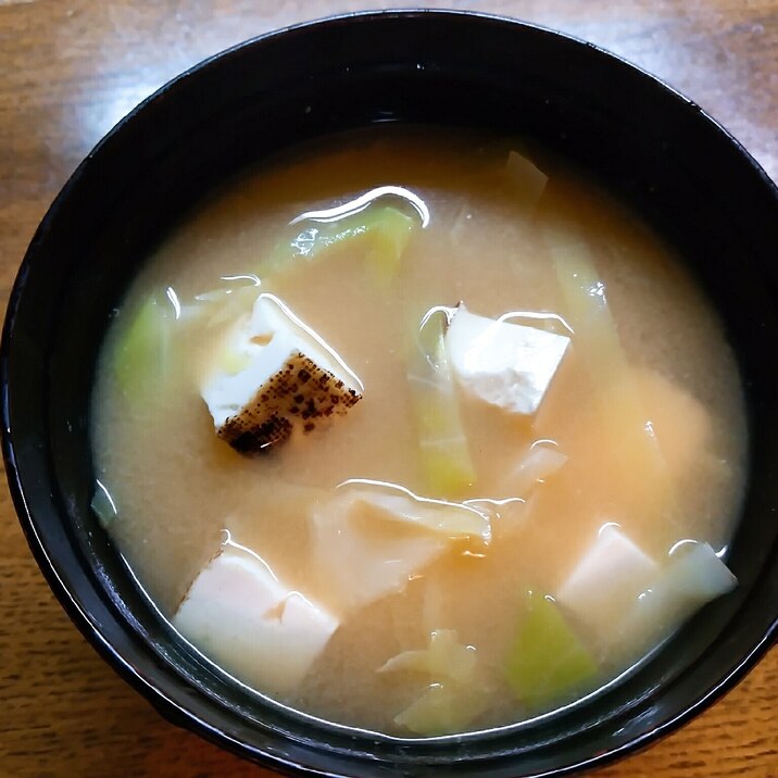 千切りキャベツと焼き豆腐の味噌汁